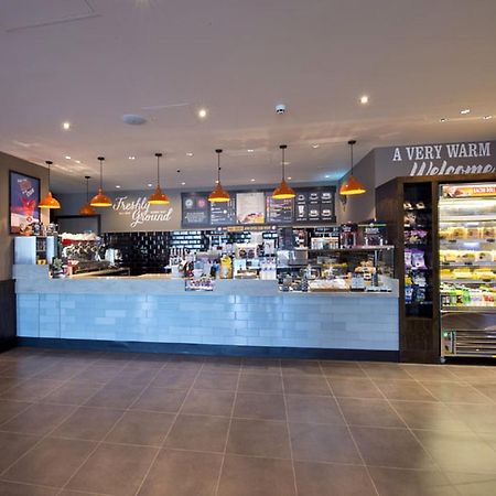 Premier Inn Heathrow Airport Terminal 4 Ґіллінґдон Екстер'єр фото