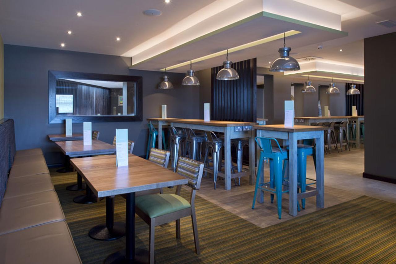 Premier Inn Heathrow Airport Terminal 4 Ґіллінґдон Екстер'єр фото