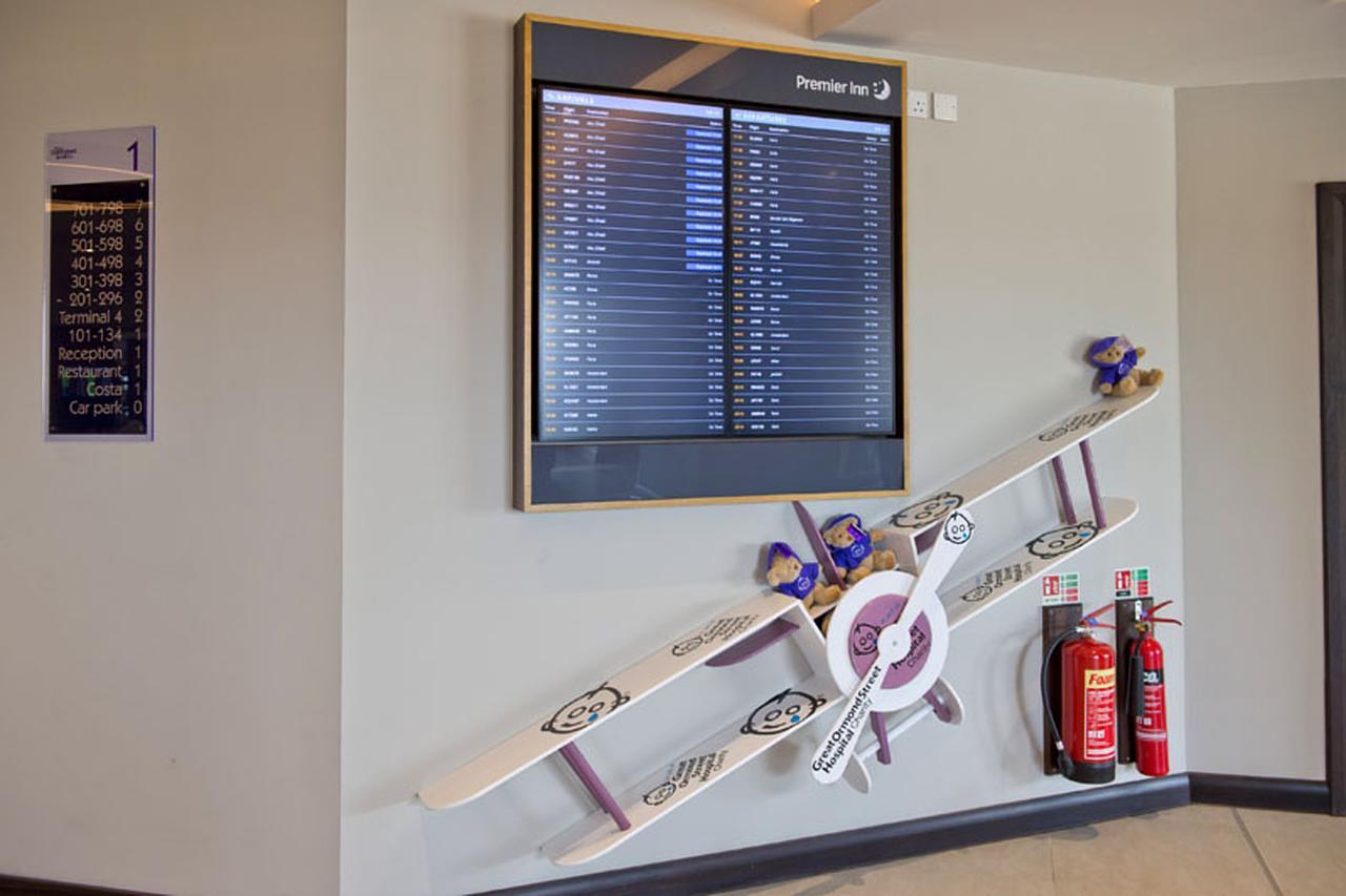Premier Inn Heathrow Airport Terminal 4 Ґіллінґдон Екстер'єр фото