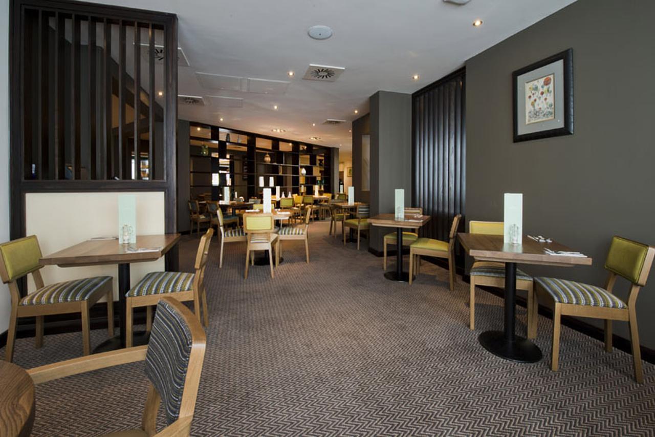 Premier Inn Heathrow Airport Terminal 4 Ґіллінґдон Екстер'єр фото