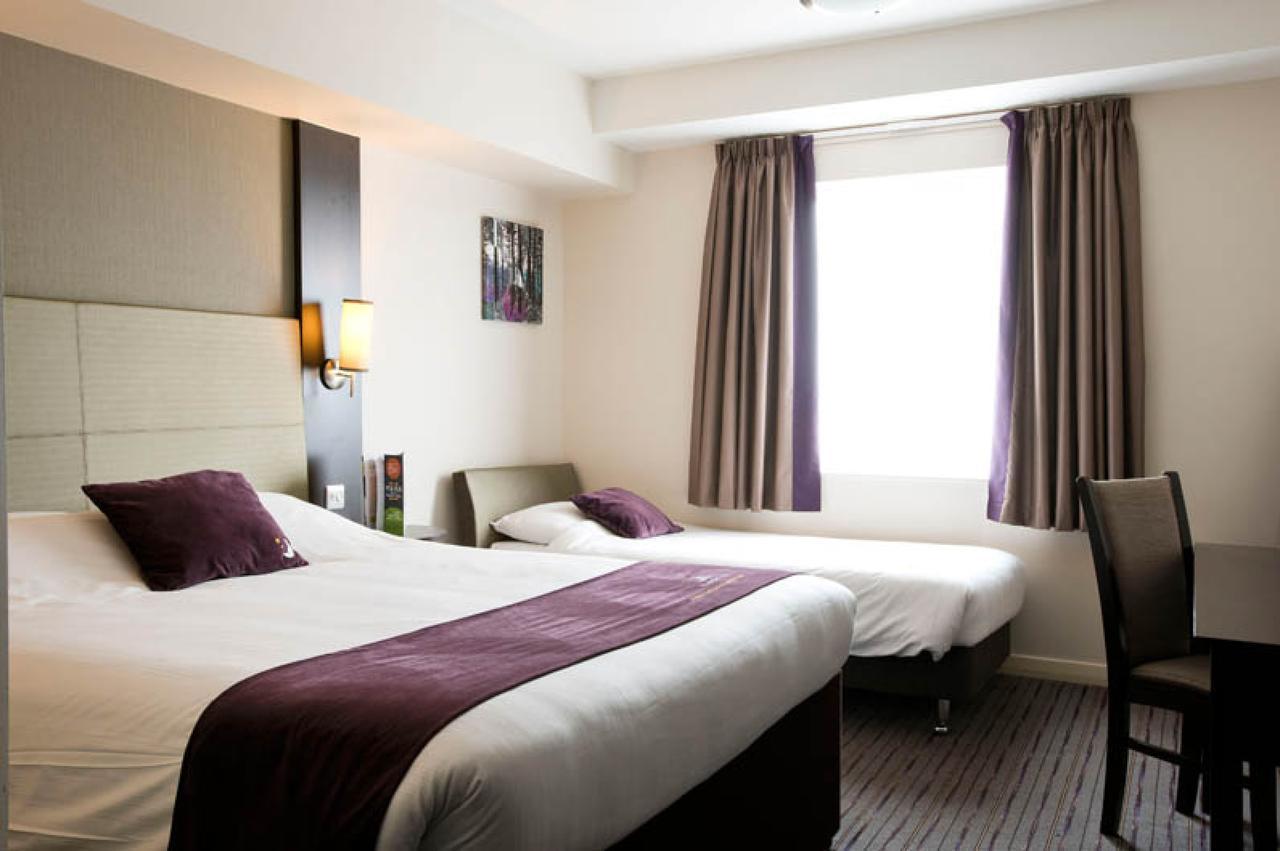 Premier Inn Heathrow Airport Terminal 4 Ґіллінґдон Екстер'єр фото