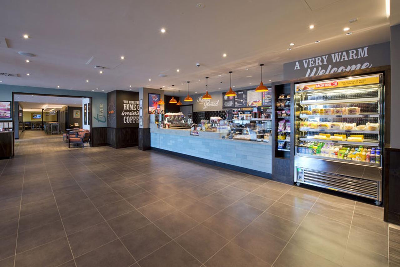 Premier Inn Heathrow Airport Terminal 4 Ґіллінґдон Екстер'єр фото