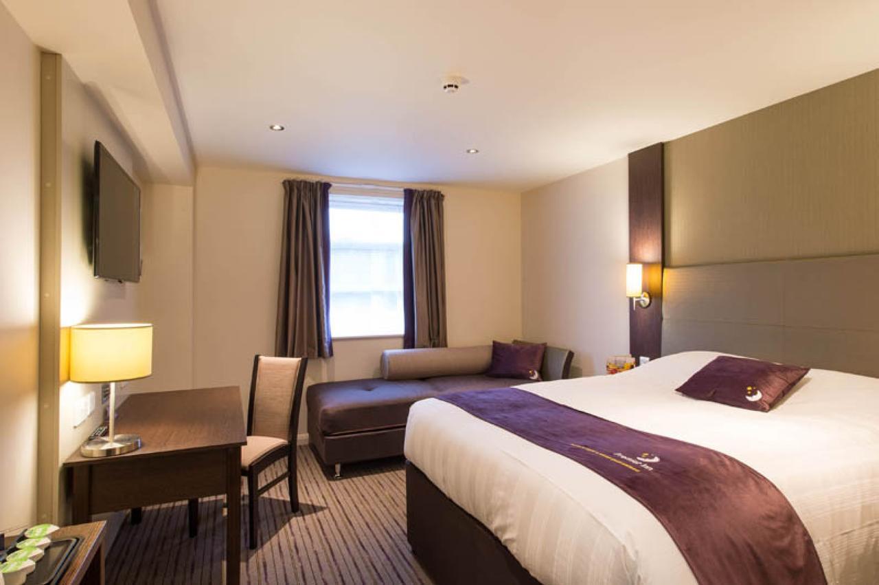 Premier Inn Heathrow Airport Terminal 4 Ґіллінґдон Екстер'єр фото