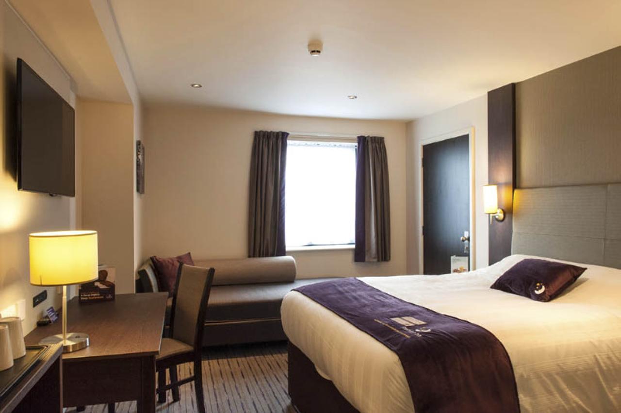 Premier Inn Heathrow Airport Terminal 4 Ґіллінґдон Екстер'єр фото