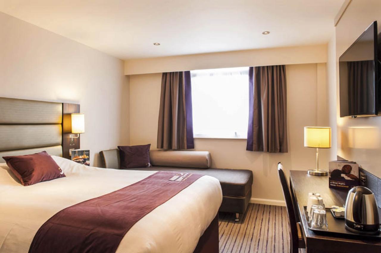Premier Inn Heathrow Airport Terminal 4 Ґіллінґдон Екстер'єр фото