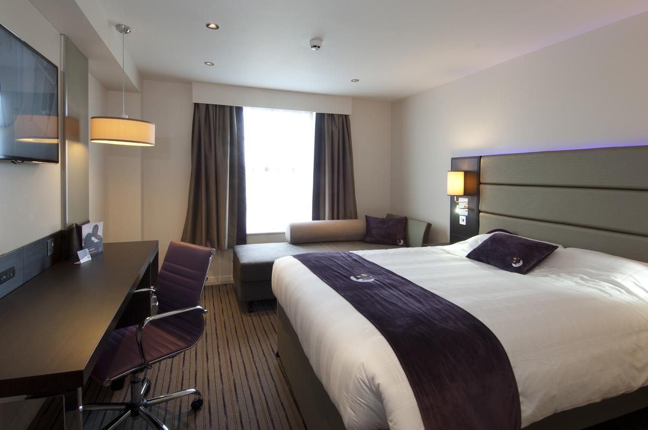 Premier Inn Heathrow Airport Terminal 4 Ґіллінґдон Екстер'єр фото