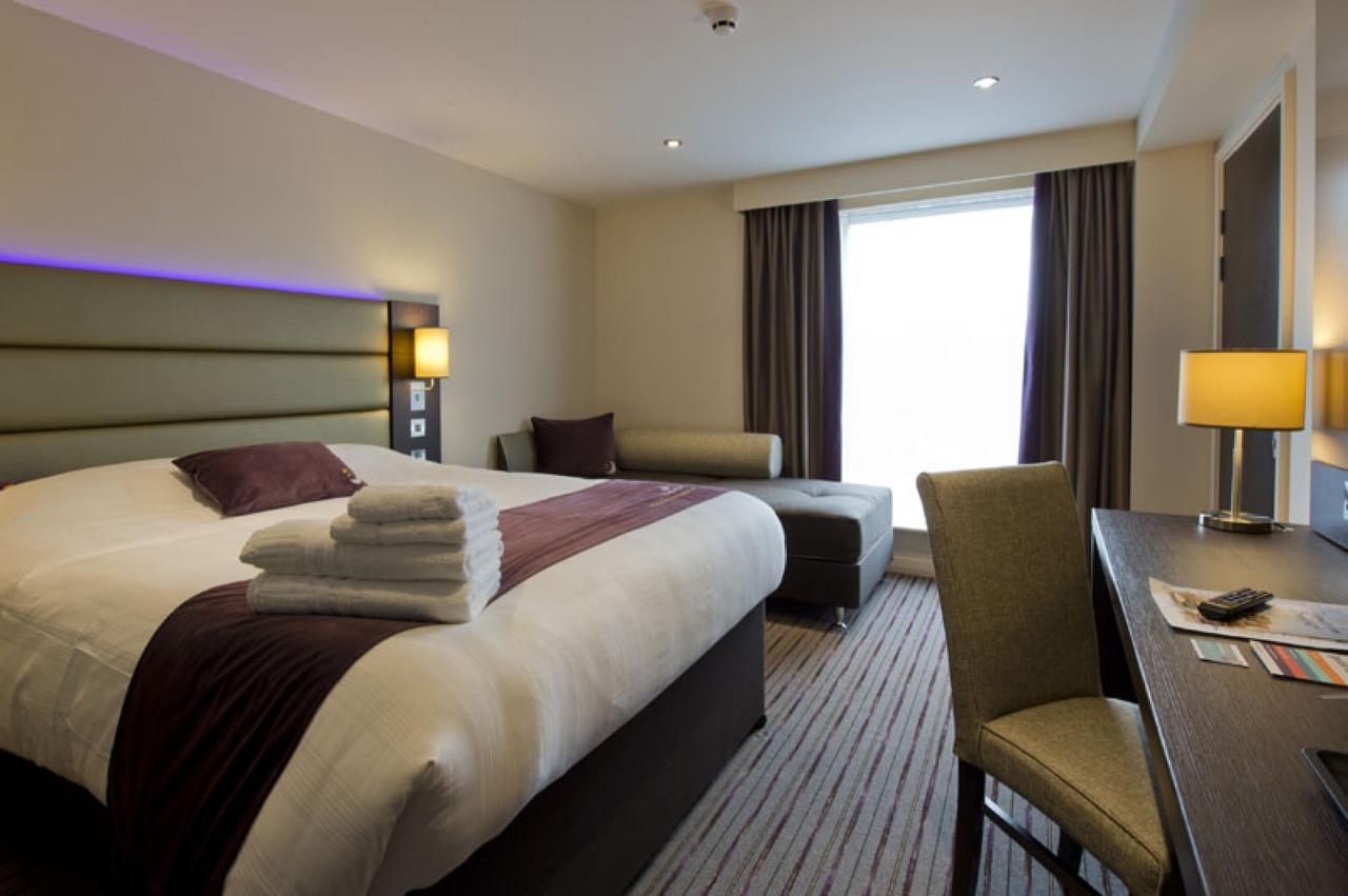 Premier Inn Heathrow Airport Terminal 4 Ґіллінґдон Екстер'єр фото