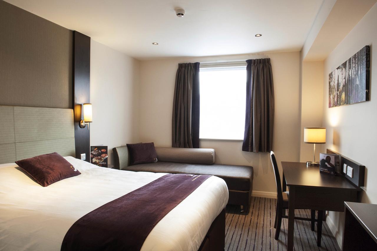Premier Inn Heathrow Airport Terminal 4 Ґіллінґдон Екстер'єр фото