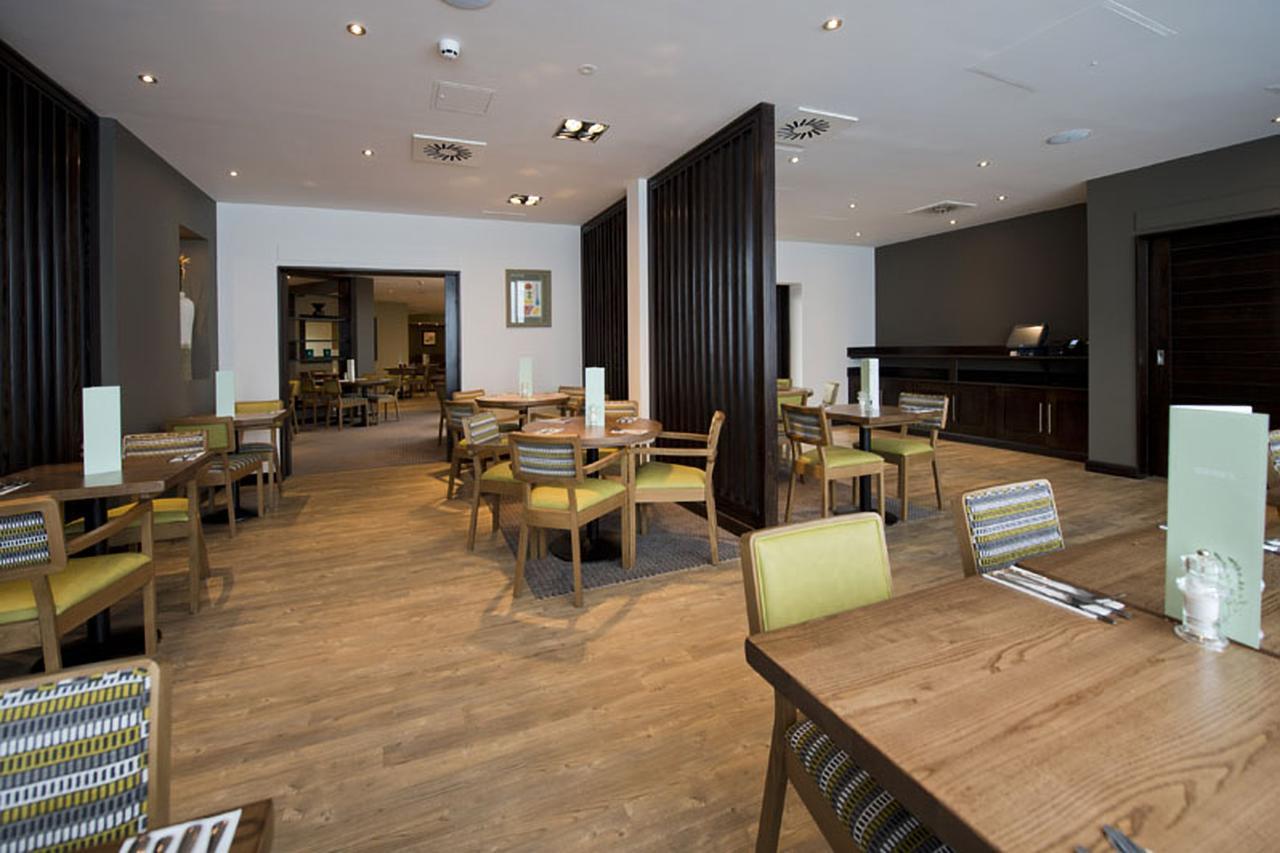 Premier Inn Heathrow Airport Terminal 4 Ґіллінґдон Екстер'єр фото