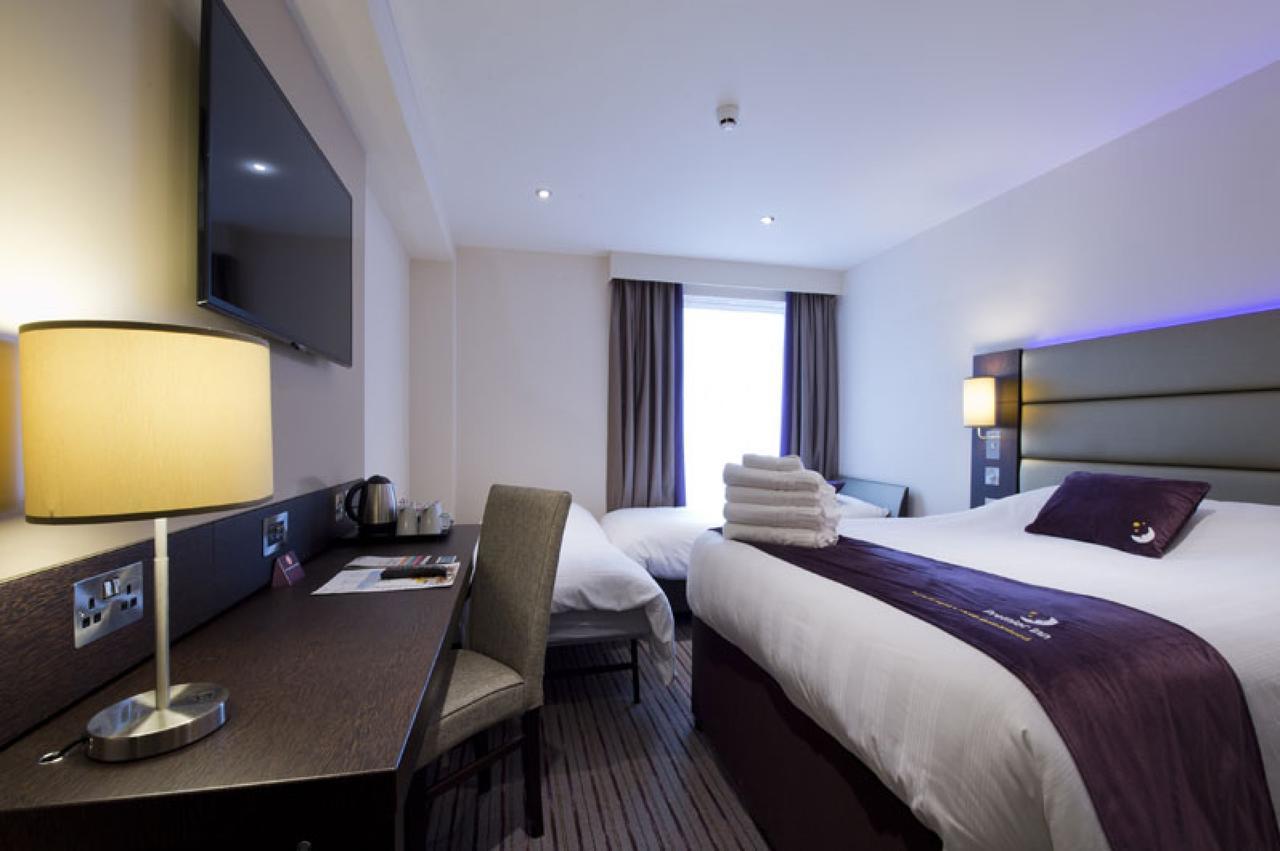 Premier Inn Heathrow Airport Terminal 4 Ґіллінґдон Екстер'єр фото