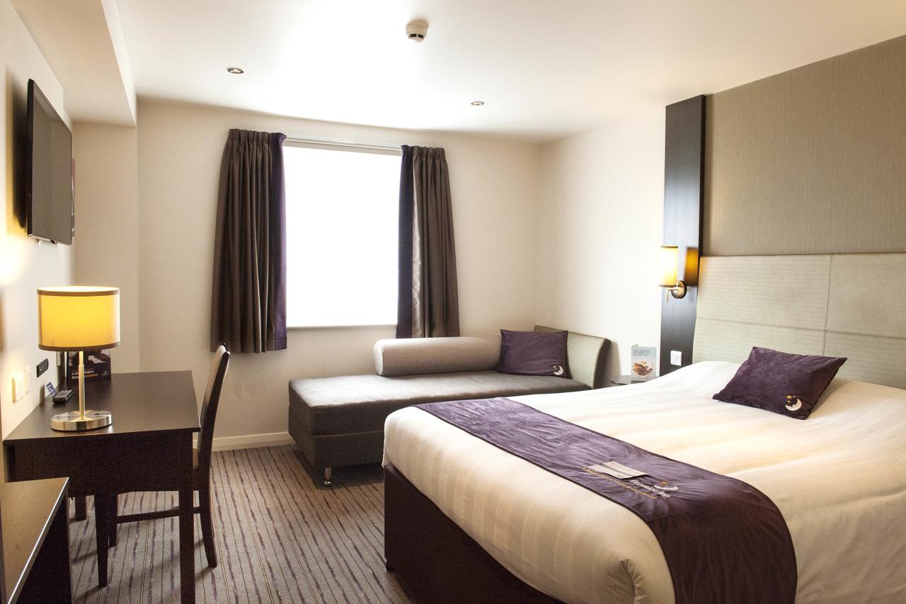 Premier Inn Heathrow Airport Terminal 4 Ґіллінґдон Екстер'єр фото